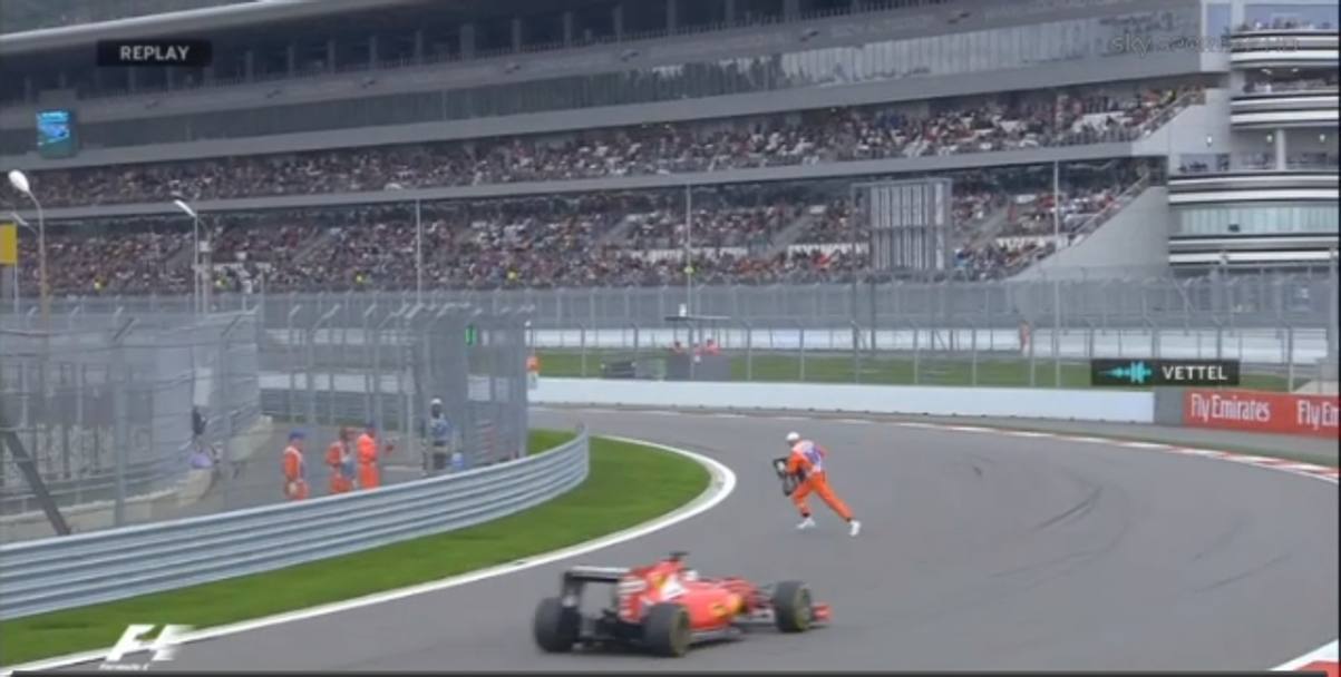 In quel momento sopraggiunge la Ferrari di Vettel: solo un brivido per fortuna